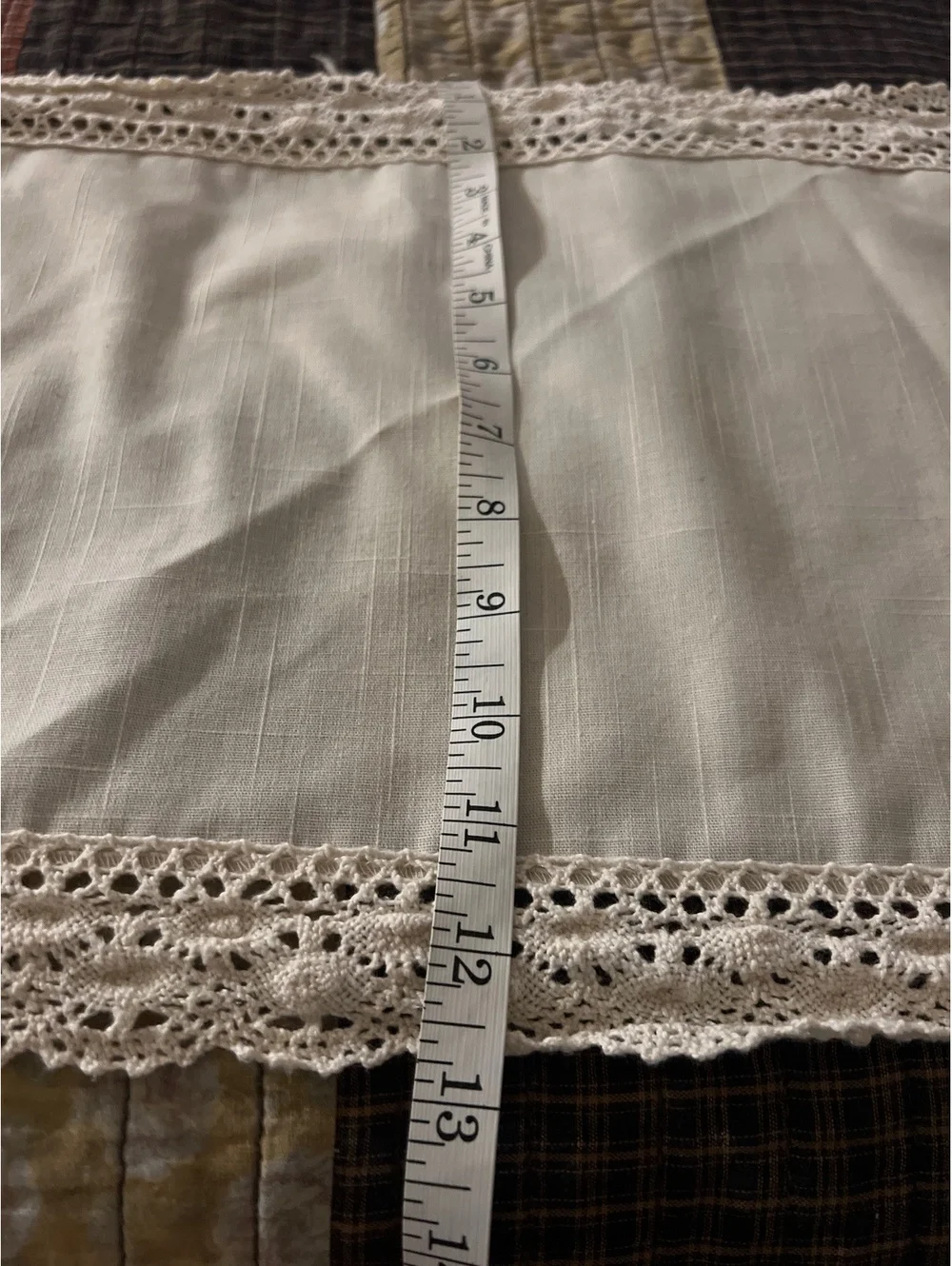 Vintage White Lace Trim runner